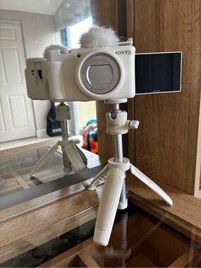 Sony ZV1-F MARK 2 White Compact Digital Camera with Flip Screen